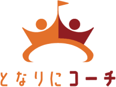 となりにコーチのロゴ
